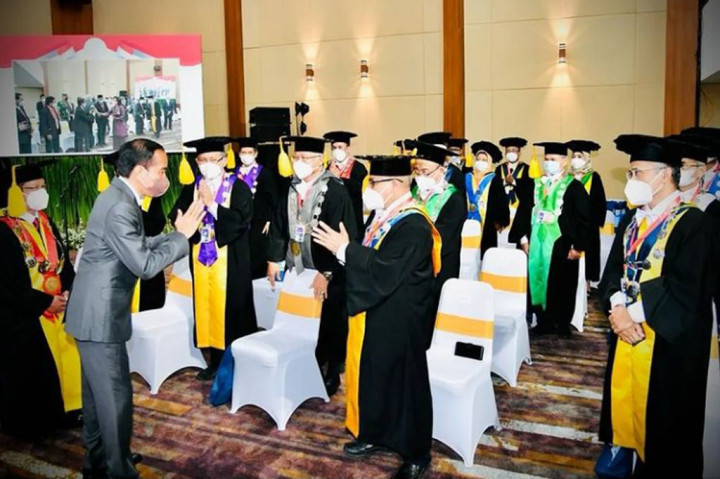 Presiden Joko Widodo menghadiri Sidang Terbuka Senat Akademik Dies Natalis ke-46 Universitas Sebelas Maret (UNS) yang digelar di UNS Tower Ki Hadjar Dewantara, Kota Surakarta, Provinsi Jawa Tengah, pada Jumat, 11 Maret 2022.