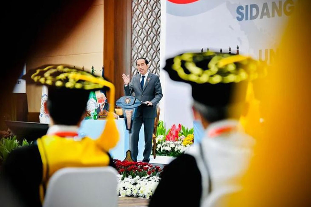 Dalam arahannya, Presiden menjelaskan tentang upaya pemerintah yang tengah menyiapkan pengembangan sumber daya manusia (SDM) guna menghadapi perubahan zaman yang makin cepat. Berkaitan dengan hal tersebut, Presiden mendorong UNS dan lembaga-lembaga pendidikan tinggi lainnya untuk turut berubah dan cepat belajar dengan perubahan zaman.