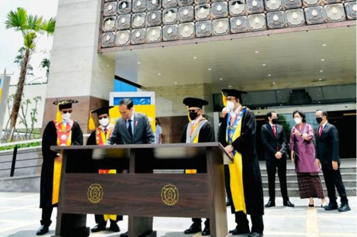 Usai menyampaikan pidatonya, Presiden Jokowi menuju Plaza Gedung UNS Tower Ki Hadjar Dewantara untuk menandatangani dua buah prasasti sebagai tanda peresmian Gedung UNS Tower Ki Hadjar Dewantara dan Gedung Universitas Sebelas Maret di Kabupaten Madiun.