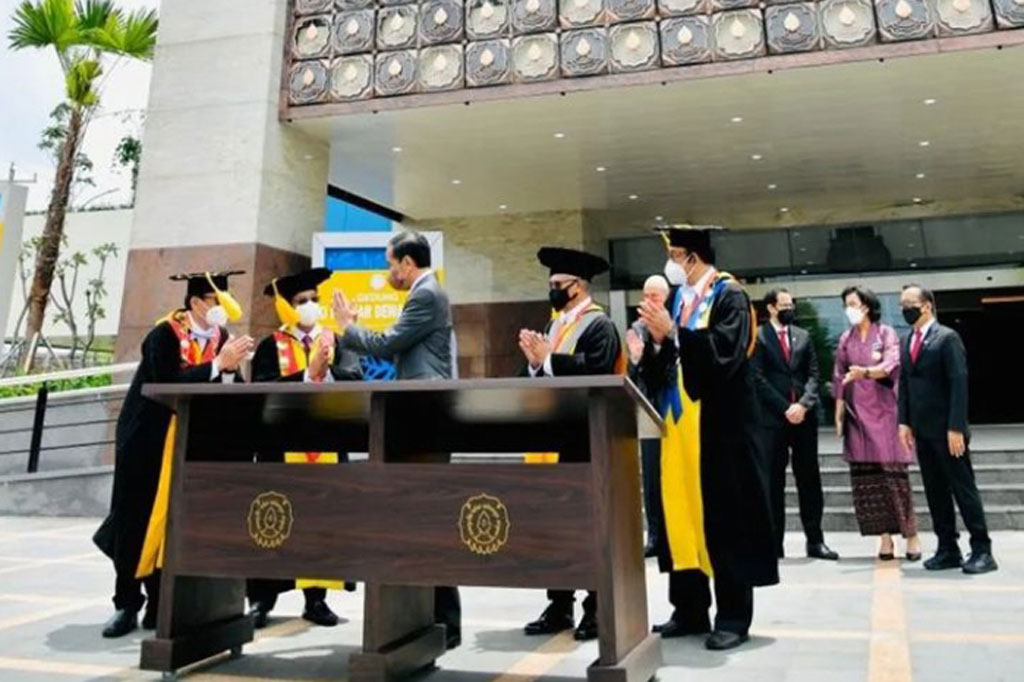 Saat menandatangai prasasti, Presiden didampingi oleh Menteri Pendidikan, Kebudayaan, Riset, dan Teknologi Nadiem Makarim, Menteri Keuangan Sri Mulyani, Menteri Sekretaris Negara Pratikno, Gubernur Jawa Tengah Ganjar Pranowo, Rektor UNS Jamal Wiwoho, dan Ketua Senat Akademik UNS Adi Sulistiyono.