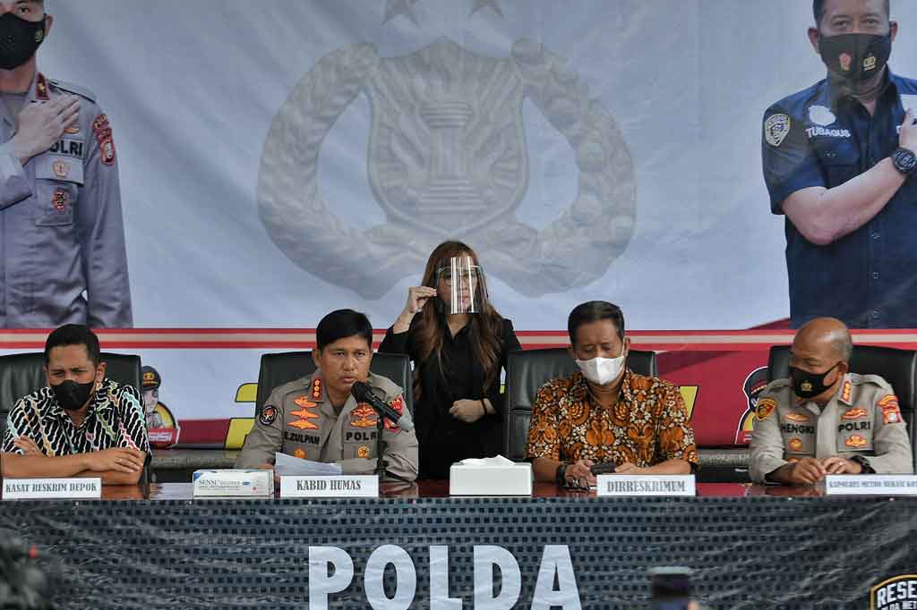 Kabid Humas Polda Metro Jaya Kombes E Zulpan (kedua kiri), didampingi
Direktur Reserse Kriminal Umum (Dirreskrimum) Polda Metro Jaya Kombes
Tubagus Ade Hidayat (kedua kanan), Kasat Reskrim Polres Metro Depok AKBP
Yogen Heroes Baruno (kiri), Kapolres Metro Bekasi Kota Kombes Hengki
(kanan) memberikan keterangan pers saat pengungkapan kasus kriminal di
Polda Metro Jaya, Jumat, 11 Maret 2022.