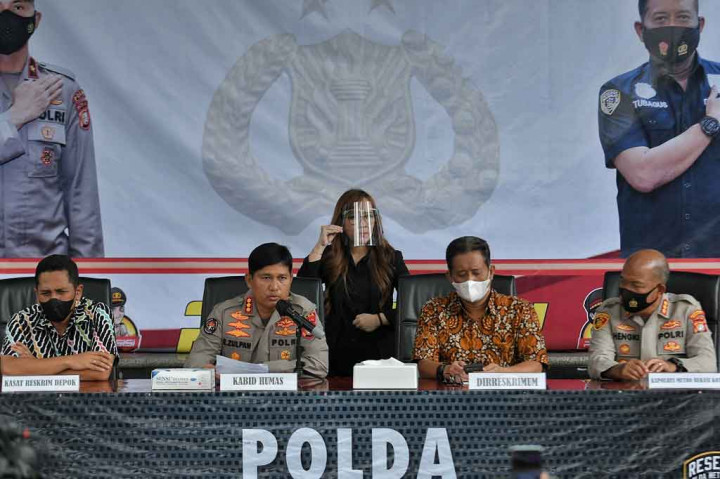 Kabid Humas Polda Metro Jaya Kombes E Zulpan (kedua kiri), didampingi
Direktur Reserse Kriminal Umum (Dirreskrimum) Polda Metro Jaya Kombes
Tubagus Ade Hidayat (kedua kanan), Kasat Reskrim Polres Metro Depok AKBP
Yogen Heroes Baruno (kiri), Kapolres Metro Bekasi Kota Kombes Hengki
(kanan) memberikan keterangan pers saat pengungkapan kasus kriminal di
Polda Metro Jaya, Jumat, 11 Maret 2022.