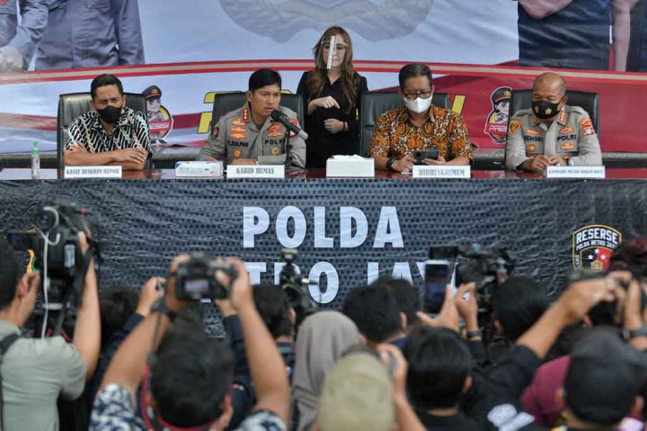 Polisi meringkus tujuh tersangka yang melakukan aksi begal terhadap korban ibu hamil di Perumahan Dukuh Zamrud, Kecamatan Mustika Jaya, Kota Bekasi, pada Selasa, 8 Maret 2022 sekitar pukul 05.00 WIB.  Korban berinisial, S, 31 dipepet dan didorong hingga jatuh dari motor.