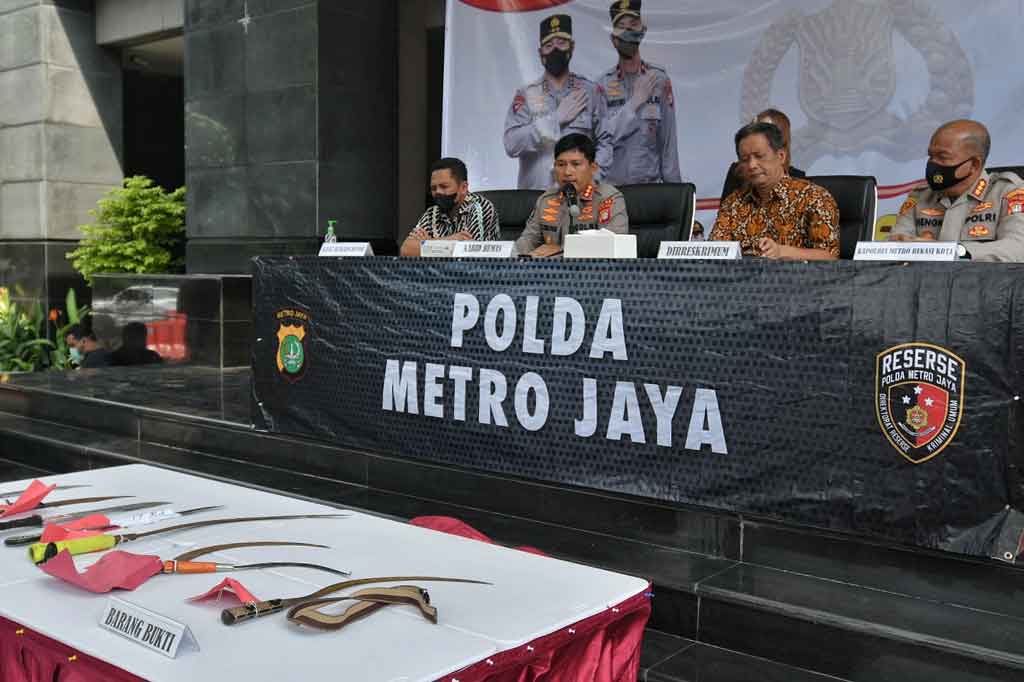 Kabid Humas Polda Metro Jaya Kombes Endra Zulfan, Jumat, 11 Maret 2022, menuturkan ketujuh tersangka ternyata masih di bawah umur. Para pelaku tersebut berinisial, MA, MP, AS, RA, MD, MA, dan AS. “Kasus ini pelaku tidak ditampilkan karena usia di bawah umur 14 dan 15 tahun,” papar Zulpan.