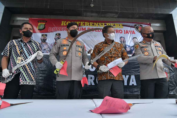 Atas perbuatannya, para pelaku bakal dijerat hukuman Pasal 365 KUHP dengan ancaman sembilan tahun penjara.