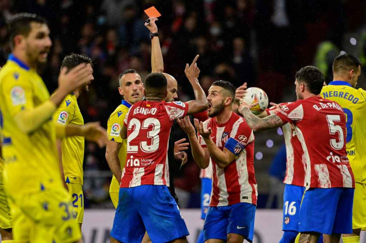 Pemain asal Portugal itu memanfaatkan kesalahan kiper Cadiz, Jeremias Ledesma, di kotak penalti. Felix berhasil memotong umpan Ledesma ke Luis Hernandez. Dia lalu melepaskan tendangan dari sudut sempit yang gagal diantisipasi sang kiper. Skor 1-0 untuk Atletico.
