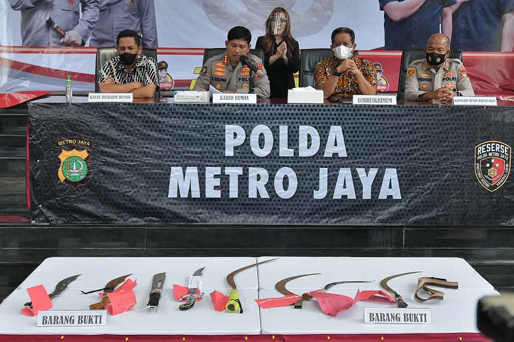 Polisi meringkus tujuh tersangka yang melakukan aksi begal terhadap korban ibu hamil di Perumahan Dukuh Zamrud, Kecamatan Mustika Jaya, Kota Bekasi, pada Selasa, 8 Maret 2022 sekitar pukul 05.00 WIB.  Korban berinisial, S, 31 dipepet dan didorong hingga jatuh dari motor.