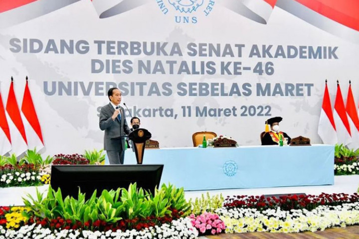 Presiden Joko Widodo menghadiri Sidang Terbuka Senat Akademik Dies Natalis ke-46 Universitas Sebelas Maret (UNS) yang digelar di UNS Tower Ki Hadjar Dewantara, Kota Surakarta, Provinsi Jawa Tengah, pada Jumat, 11 Maret 2022.
