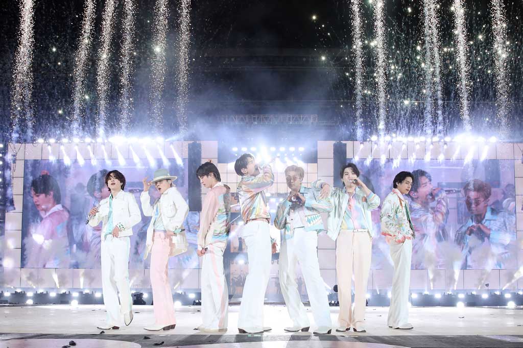 Supergrup asal Korea Selatan BTS kembali menggelar konser di atas panggung di Seoul, Kamis, 10 Maret 2022. Konser bertajuk 'Permision to Dance on stage' tersebut merupakan yang pertama digelar sejak 2019.
