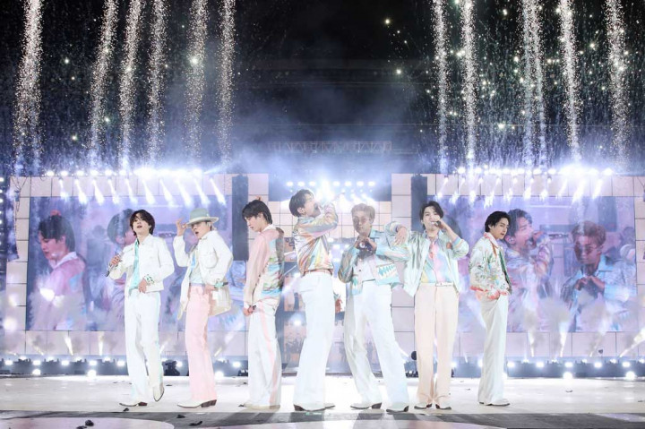 Supergrup asal Korea Selatan BTS kembali menggelar konser di atas panggung di Seoul, Kamis, 10 Maret 2022. Konser bertajuk 'Permision to Dance on stage' tersebut merupakan yang pertama digelar sejak 2019.
