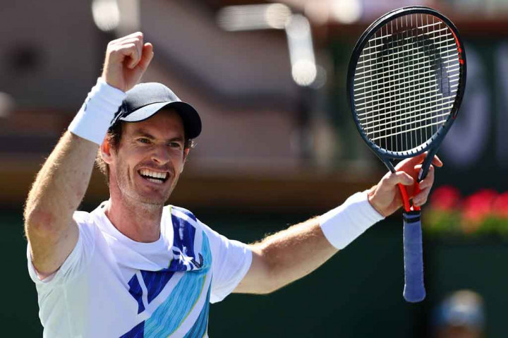 Andy Murray melakukan selebrasi setelah berhasil mengalahkan Taro Daniel 1-6, 6-2, 6-4 pada babak pertama Indian Wells, Sabtu, 12 Maret 2022 WIB, sekaligus meraih kemenangan ke-700 sepanjang kariernya.
