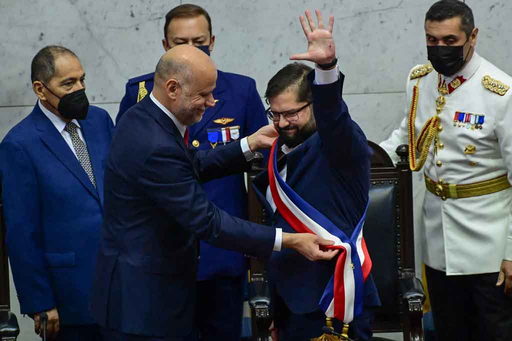 Boric mengambil alih kendali sebuah negara yang menuntut perubahan menyusul protes massal pada 2019 yang ia dukung untuk melawan ketidaksetaraan yang mengakar dalam pendapatan, perawatan kesehatan, pendidikan, dan pensiun.