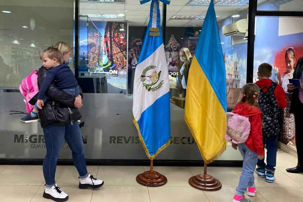 Sebuah keluarga warga negara Ukraina tib di Bandara Internasional La Aurora di Guatemala City pada Jumat, 11 Maret 2022 waktu setempat.