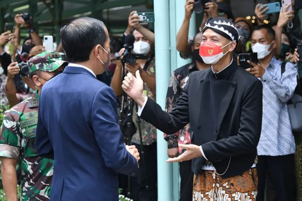 Sebelumnya, dengan mengenakan setelan jas berwarna biru, Presiden Jokowi tiba di Pura Mangkunegaran sekira pukul 11.59 WIB. Kedatangan Kepala Negara disambut langsung oleh Gubernur Jawa Tengah Ganjar Pranowo.