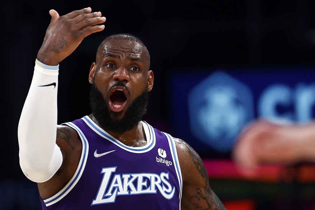 Pertunjukan individual gemilang LeBron James yang memborong 50 poin sukses mengantarkan Los Angeles Lakers membekuk Washington Wizards 122-109 dalam lanjutan NBA di Crypto.com Arena, California, Sabtu, 12 Maret 2022 WIB.