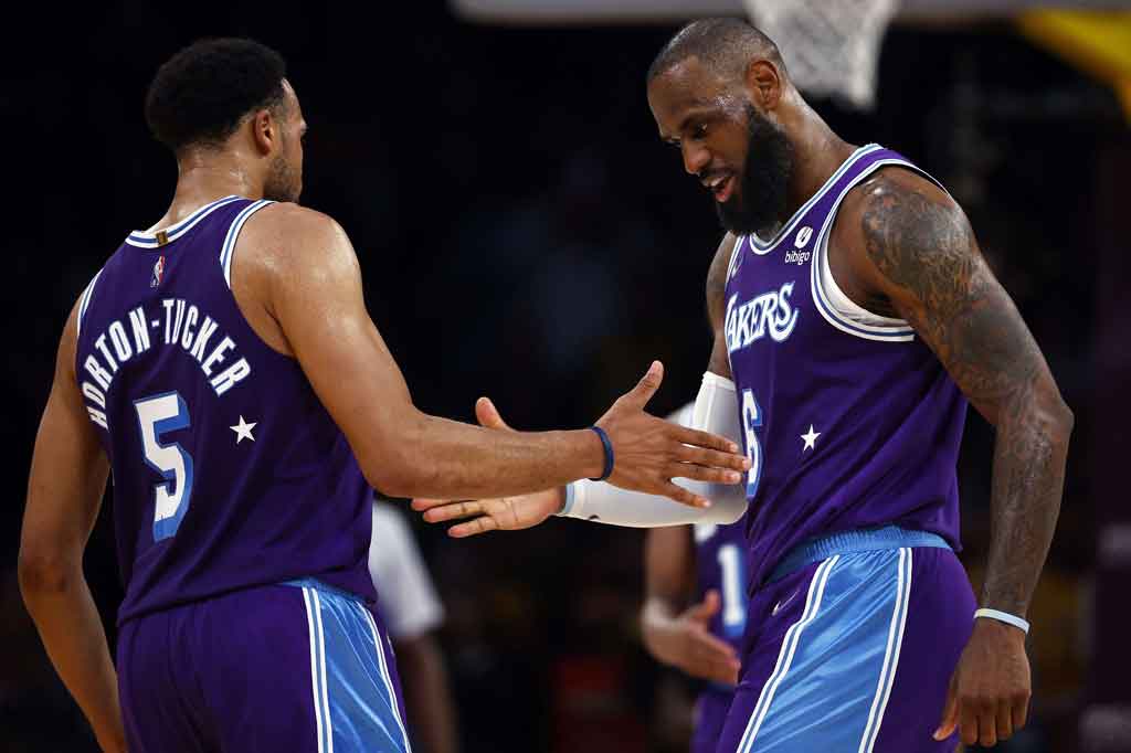 Itu menjadi kali ke-15 bagi James mampu mencetak 50 poin. Megabintang berusia 37 tahun itu juga jadi pemain tertua yang mampu mencetak 50 poin lebih dari satu kali semusim, melampaui Bernard King yang mencapainya dalam usia 34 tahun pada musim 1990/91.