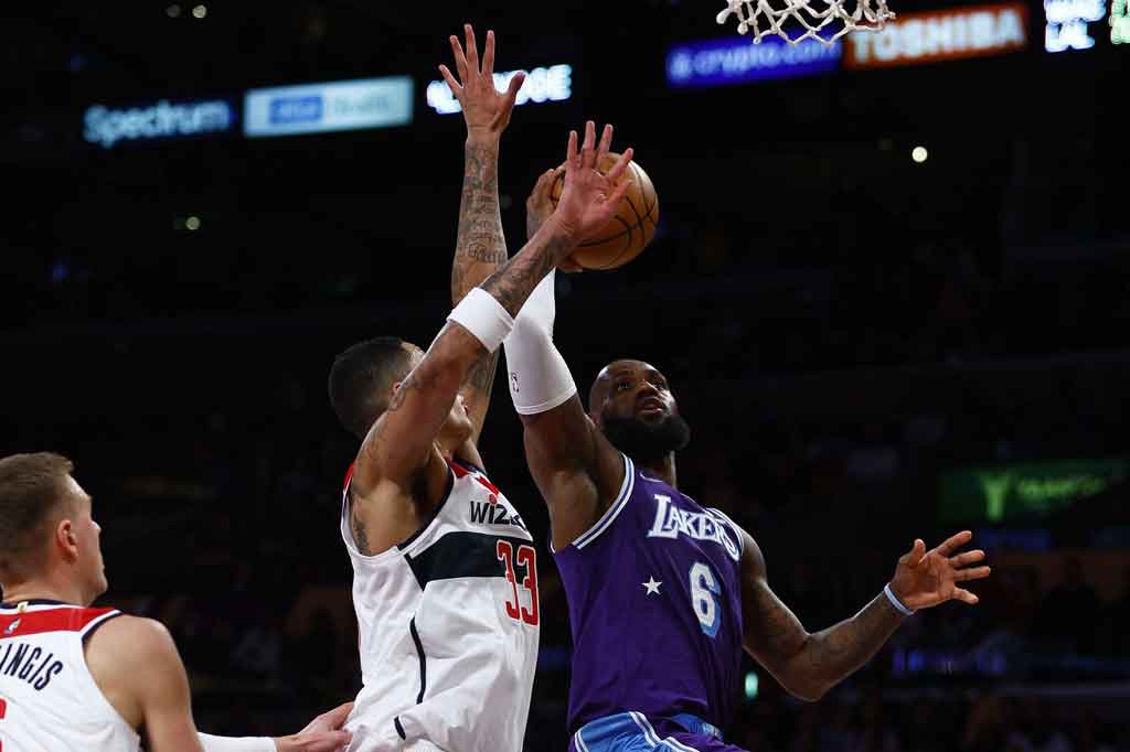 Sebelumnya, James mencetak 56 poin saat mengalahkan Golden State Warriors pada Sabtu, 5 Maret pekan lalu, dan dengan raihannya kali ini ia menjadi pemain pertama setelah mendiang Kobe Bryant yang meraup 50 poin atau lebih bagi Lakers dalam dua gim kandang beruntun.