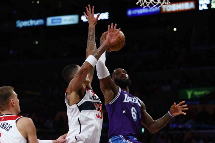 Sebelumnya, James mencetak 56 poin saat mengalahkan Golden State Warriors pada Sabtu, 5 Maret pekan lalu, dan dengan raihannya kali ini ia menjadi pemain pertama setelah mendiang Kobe Bryant yang meraup 50 poin atau lebih bagi Lakers dalam dua gim kandang beruntun.