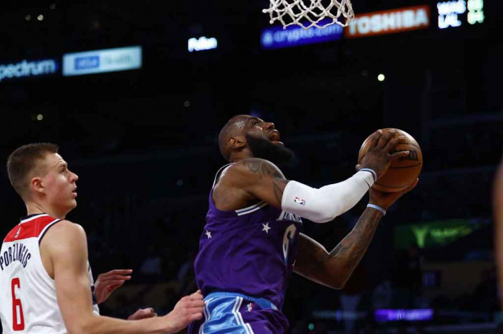 Tak berhenti sampai di situ, pertunjukan James juga berlanjut dengan raihan enam rebound yang dibukukannya, memuatnya melampaui Dikembe Mutombo sebagai peringkat ke-12 daftar pencetak defensive rebound dengan 8.553 kali.