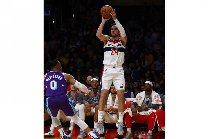 Mantan pemain Lakers, Kyle Kuzma, menjadi penampil terbaik Wizards dengan raupan 23 poin, diikuti 21 poin dari Corey Kispert, 15 poin Rui Hachimura, serta dwiganda 14 poin dan 14 rebound yang dibukukan Kristaps Porzingis.