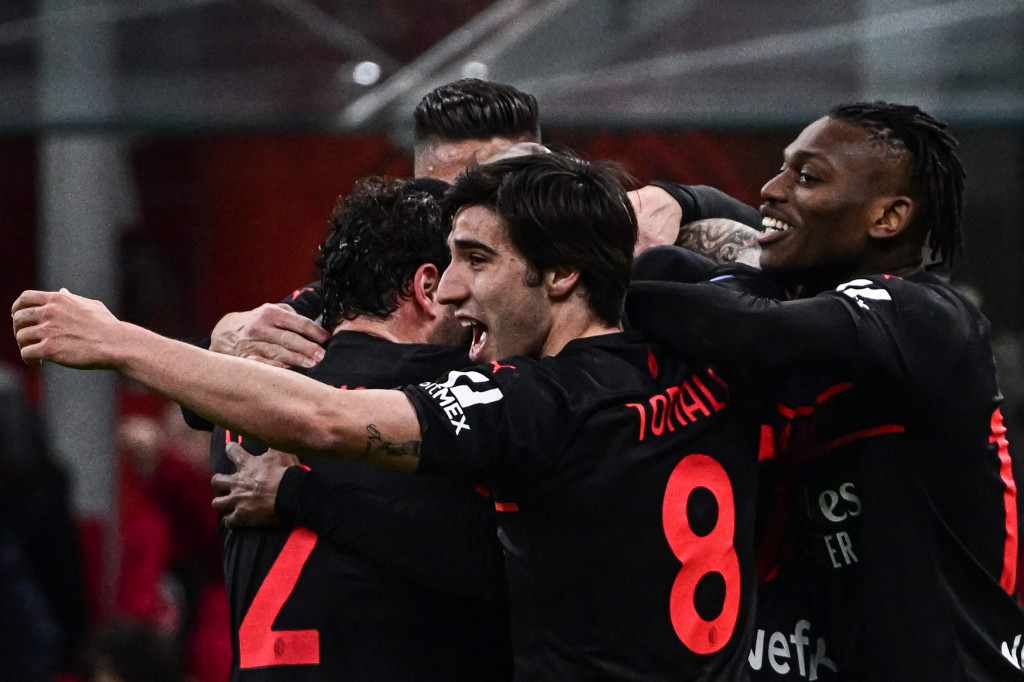 AC Milan mengumpulkan 63 poin dari 29 laga, unggul lima angka dari Inter, yang baru bermain 27 kali, di peringkat kedua. Sementara Empoli ada di urutan 13 dengan 32 poin.