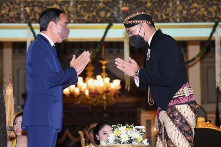 Presiden Joko Widodo memberi ucapan selamat atas pengukuhan Gusti Pangeran Hario (GPH) Bhre Cakrahutomo Wira Sudjiwo sebagai Kanjeng Gusti Pangeran Adipati Ario (KGPAA) Mangkunagoro X, di Pura Mangkunegaran, Kota Surakarta, Jawa Tengah, Sabtu, 12 Maret 2022.