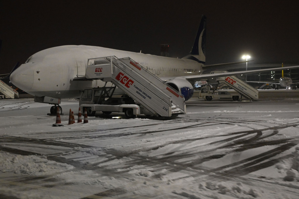 Sebuah pesawat diparkir di aspal yang tertutup salju di Bandara Sabiha Gokcen Istanbul pada 12 Maret 2022.
