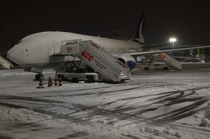 Sebuah pesawat diparkir di aspal yang tertutup salju di Bandara Sabiha Gokcen Istanbul pada 12 Maret 2022.