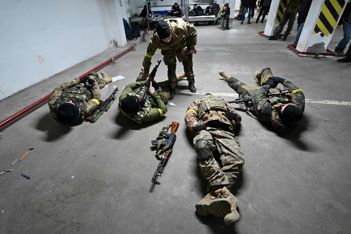 Tentara Pasukan Pertahanan Teritorial Ukraina, cadangan militer Angkaran Bersenjata Ukraina, mengambil bagian dalam pelatihan militer di garasi bawah tanah yang telah diubah menjadi pangkalan pelatihan dan logistik di Kiev, Jumat, 11 Maret 2022.