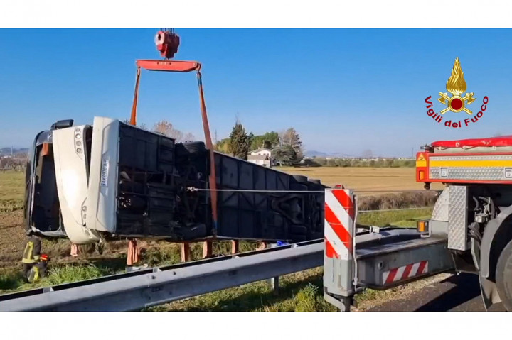 Bus mendarat miring di lereng berumput di luar pagar jalan tol dan dekat sebuah ladang pertanian. Pemadam kebakaran menggunakan dua crane dalam operasinya untuk menegakan kembali bus itu dan menyingkirkannya dari lokasi kejadian.