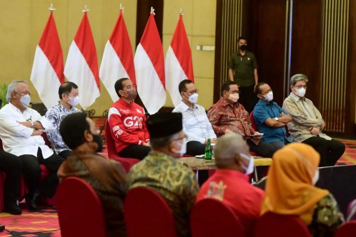 Tampak hadir mendampingi Presiden dalam acara tersebut antara lain Menteri BUMN Erick Thohir, Menteri Pekerjaan Umum dan Perumahan Rakyat Basuki Hadimuljono, Menteri PPN/Kepala Bappenas Suharso Monoarfa, Menteri Investasi Bahlil Lahadalia, Sekretaris Kabinet Pramono Anung, Kepala Otorita Ibu Kota Nusantara Bambang Susantono, serta Wakil Kepala Otorita IKN Dhony Rahajoe. 