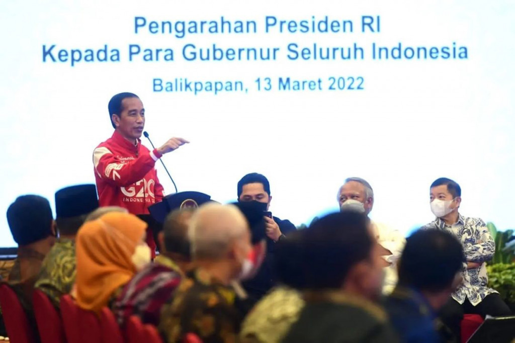 Terkait penanganan Covid-19, pada pengarahannya di Hotel Novotel Balikpapan, Minggu, 13 Maret 2022, malam, Presiden Jokowi mengingatkan para gubernur untuk tidak mengendurkan pelaksanaan protokol kesehatan di daerahnya masing-masing.