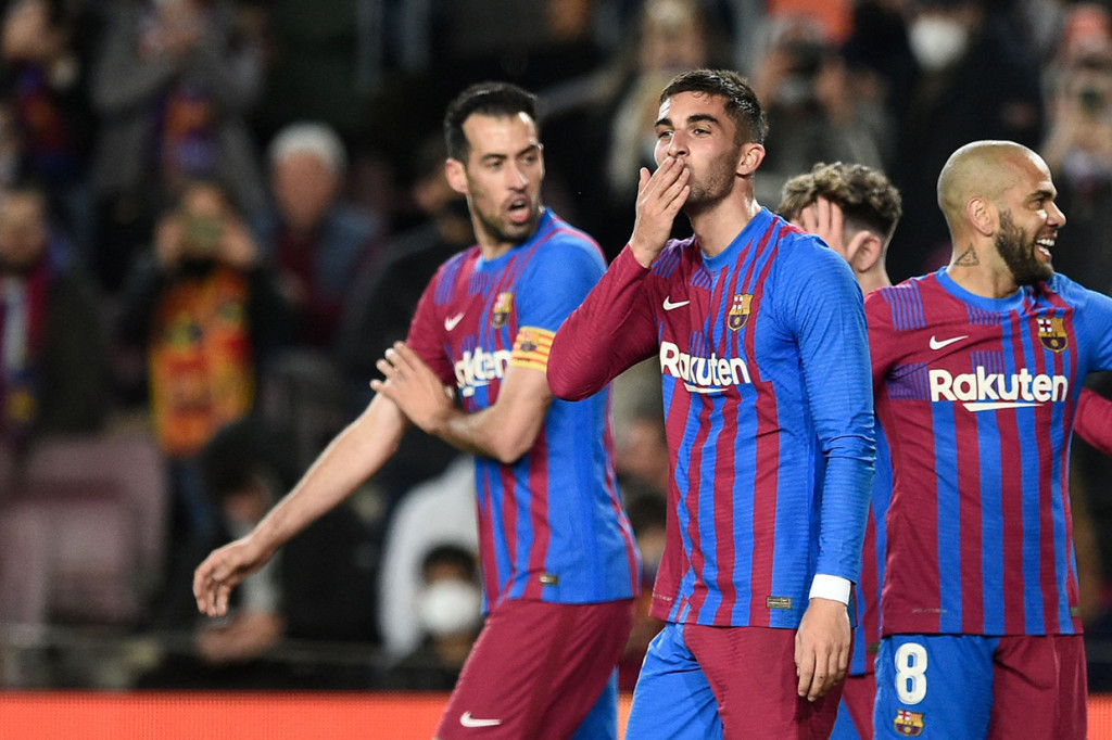 Barcelona menang telak 4-0 kala menjamu Osasuna dalam laga pekan ke-28 Liga Spanyol, La Liga, musim 2021-2022.