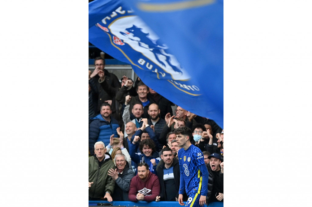 Mereka berselisih 10 angka dari Manchester City di puncak dan tujuh angka dari Liverpool di urutan kedua.