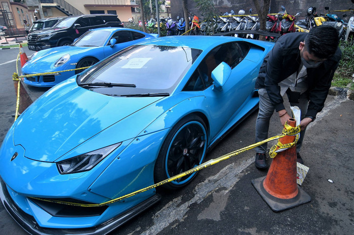 Sejumlah kendaraan milik tersangka kasus binary option Quotex Doni Salmanan terparkir di Bareskrim, Mabes Polri, Jakarta, Senin, 14 Maret 2022.
