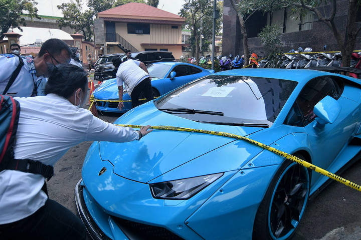 Mobil mewah itu disita dari rumah Doni Salmanan di Kota Baru Parahyangan, Padalarang, Kabupaten Bandung Barat.