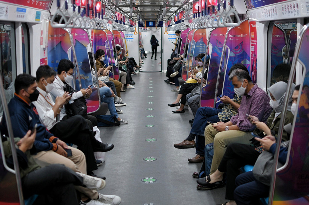 Jumlah maksimal penumpang MRT di tiap gerbong sebanyak 86 orang atau 516 orang per rangkaian kereta. Meski sudah beroperasi dengan kapasitas 100 persen, kewajiban menggunakan masker tetap diterapkan di dalam kereta dan stasiun MRT.