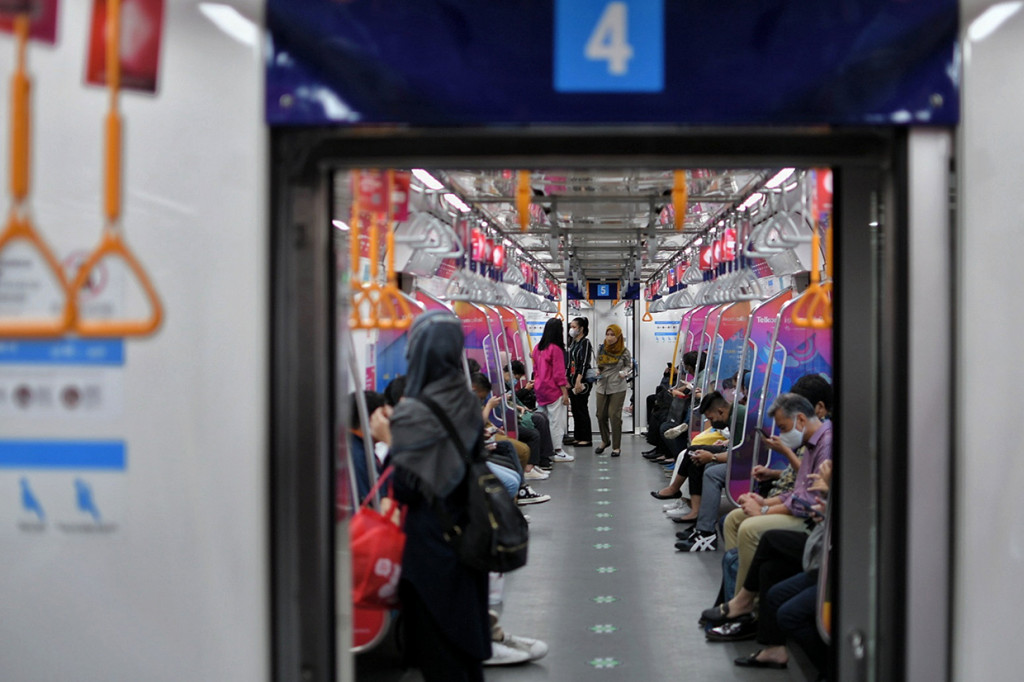 Suasana di dalam gerbong kereta MRT Jakarta, Senin, 14 Maret 2022.