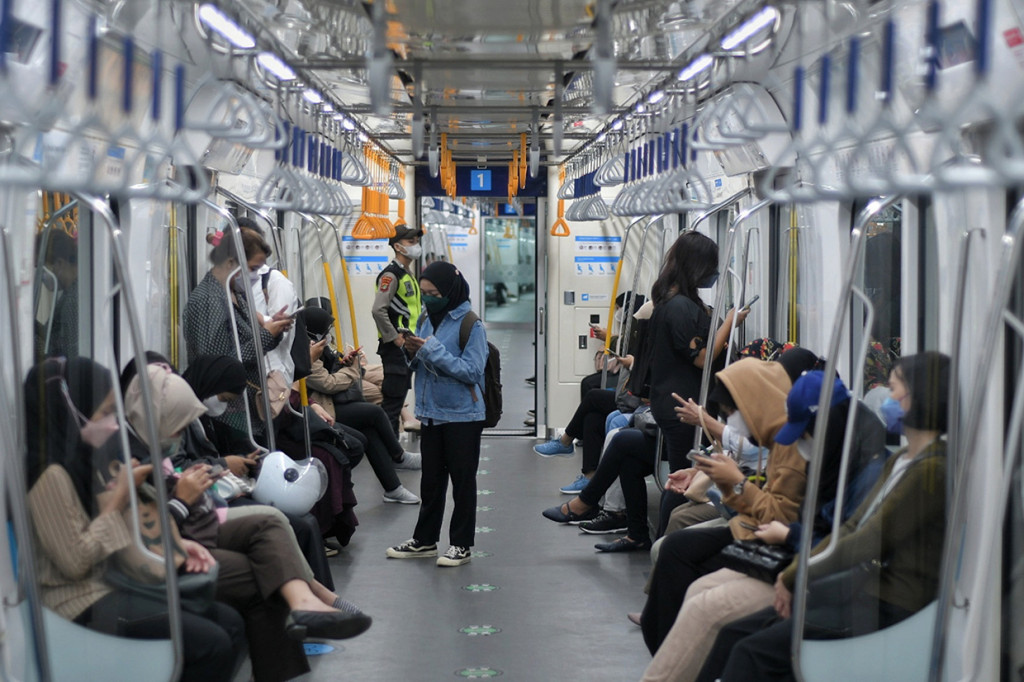 MRT Jakarta kembali beroperasi dengan kapasitas angkut 100 persen mulai hari ini.