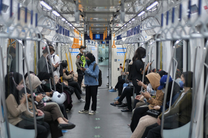 MRT Jakarta kembali beroperasi dengan kapasitas angkut 100 persen mulai hari ini.