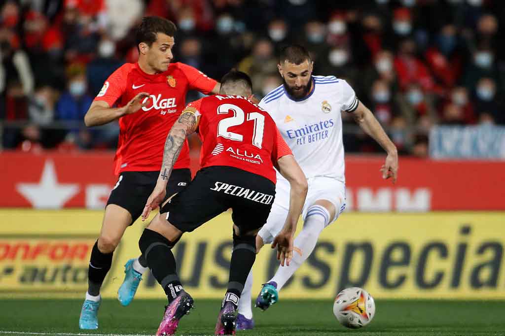 Real Madrid sudah mengancam tuan rumah sejak menit ke-6, lewat tembakan kaki kiri Karim Benzema. Sayang bola masih bisa ditepis Sergio Rico, dan hanya menghasilkan sepak pojok. Sedangkan sepakan jarak jauh Ferland Mendy juga bisa dihalau Rico.