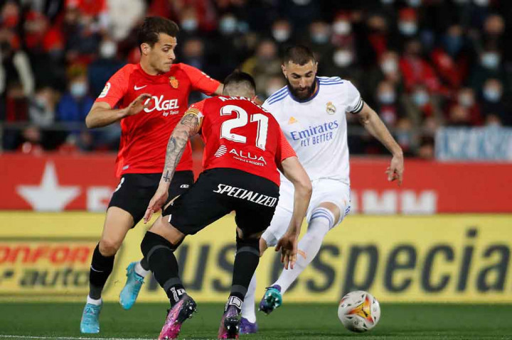 Real Madrid sudah mengancam tuan rumah sejak menit ke-6, lewat tembakan kaki kiri Karim Benzema. Sayang bola masih bisa ditepis Sergio Rico, dan hanya menghasilkan sepak pojok. Sedangkan sepakan jarak jauh Ferland Mendy juga bisa dihalau Rico.