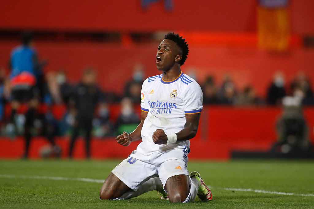 10 menit babak kedua berjalan Los Blancos akhirnya berhasil membuka keunggulan lewat Vinicius Junior menyelesaikan umpan matang Karim Benzema. Madrid memimpin 1-0.