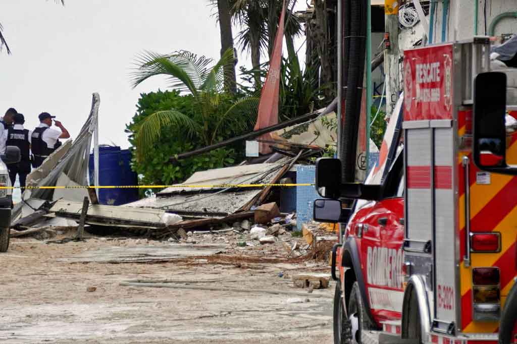 Pemandangan puing-puing akibat ledakan di sebuah restoran di kawasan wisata Playa Mamitas, di Playa del Carmen, Negara Bagian Quintana Roo, Meksiko, pada Senin, 14 Maret 2022 waktu setempat.