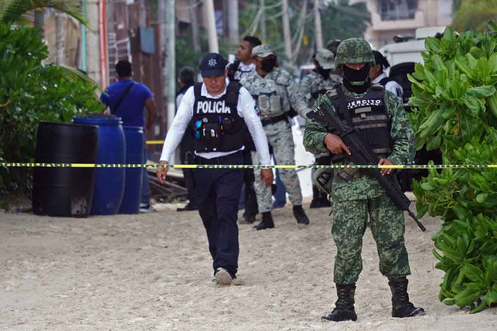 Tentara terlihat menjaga lokasi ledakan yang menyebabkan kerusakan parah pada restoran di salah satu tujuan wisata paling populer di Meksiko.