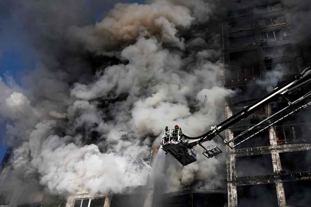 Layanan darurat menambahkan bahwa bangunan perumahan lain di daerah Podilsk juga diserang. 