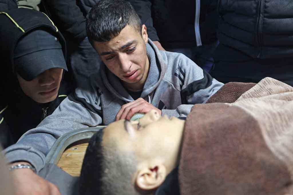 Kerabat berduka atas meninggalnya Nader Haitham Rayan yang ditembak oleh pasukan Israel dalam serangan pagi hari, di Rumah Sakit Rafidia di Nablus pada Selasa, 15 Maret 2022.