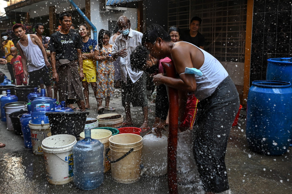 Dalam beberapa pekan terakhir, Myanmar dilanda serangkaian pemadaman listrik, memaksa orang-orang di ibukota Yangon mengantre untuk mendapatkan air. Sementara junta menyalahkan kenaikan harga gas kepada serangan oleh petempur anti-kudeta militer. 