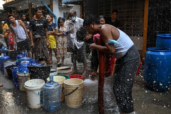 Dalam beberapa pekan terakhir, Myanmar dilanda serangkaian pemadaman listrik, memaksa orang-orang di ibukota Yangon mengantre untuk mendapatkan air. Sementara junta menyalahkan kenaikan harga gas kepada serangan oleh petempur anti-kudeta militer. 