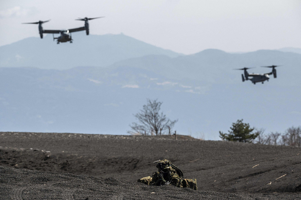 Militer Jepang dan Amerika Serikat (AS) menggelar latihan serangan udara bersama. 